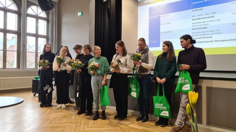 Studierende erhalten ein Dankeschön.