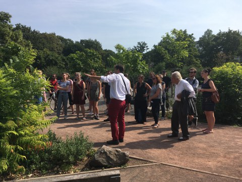 Foto einer Gruppe zum Stadtspaziergang im Alaunpark Dresden