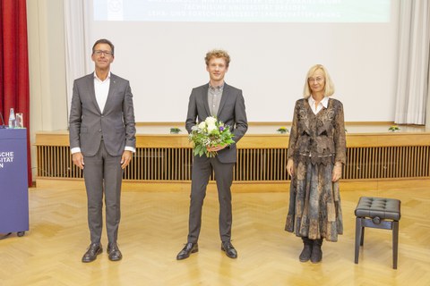 Adrian Diaconu von der HOCHTIEF Infrastruktur GmbH, Preisträger Daniel Blume, Prof. Dr.-Ing. Catrin Schmidt 