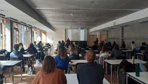 Auf dem Foto sind Studierende zu sehen, die im Seminarraum sitzen und an der Vorstellung der Projekttehmen teilnehmen.