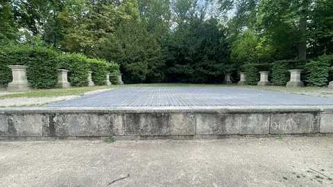 Blick auf die Bühen des Parktheaters Großer Garten