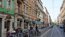 Das Foto zeigt einen Straßenzug in der Dresdener Neustadt.
