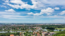 Das Foto zeigt eine Luftaufnahme der Stadt Dresden. Auf dem Foto erkennt man das Blaue Wunder und die Elbe.