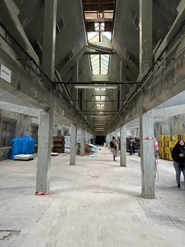 eine alte Industriehalle von innen