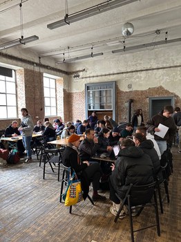arbeitende studierende in einer Industriehalle