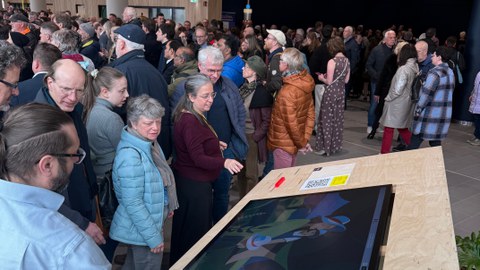 Besucher:innen stehen vor einem Touchtable