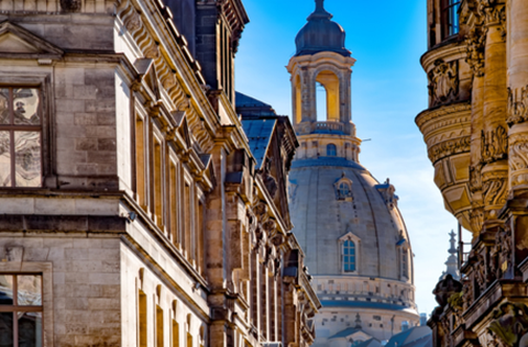 Ansicht der Dresdner Frauenkirche hinter den Häusern