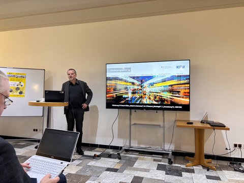 Prof. Noennig beim Vortrag vor dem Bildschirm