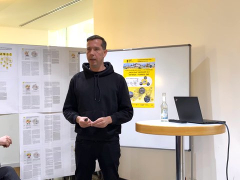 Vortragender vor einem Flipchart