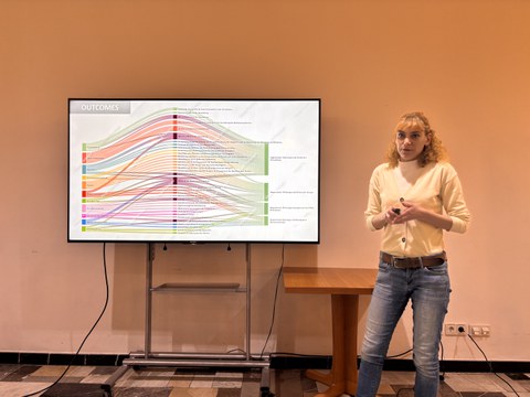 Vortragende vor dem Bildschirm