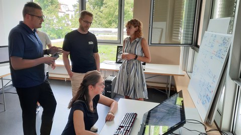 Besucher des Referats Digitale Stadt tauschen sich mit den Wissenschaftler:innen aus