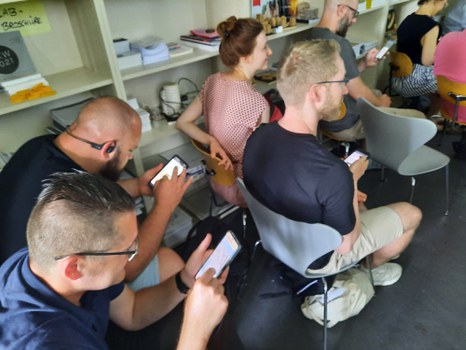 Das Referat Digitale Stadt Leipzig konnte auf den eigenen Smartphones das Beiteiligungstool "U_Code" ausprobieren