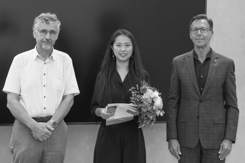Preisverleihung Kurt-Beier-Preis, 13.10.23: Prof. Dr. Michael Kobel (Prorektor Bildung TU Dresden) Yaning Zhao, Adrian Diaconu (HOCHTIEF)