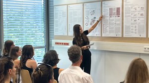 Studierende präsentiert bei Poster Session