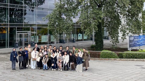 Das Bild zeigt die Gäste der Chiba University Japan mit Vertreter:innen der Fakultät Architektur vor dem Hörsaalzentrum