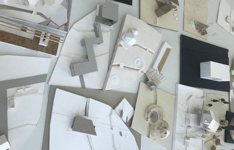 Verschiedene Architekturmodelle auf einem Tisch.