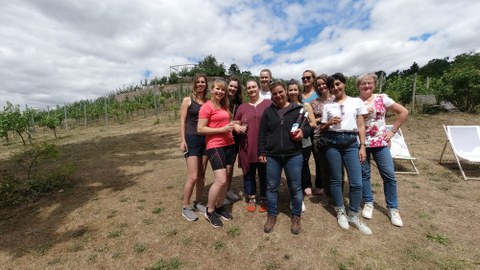 Das Bild zeigt das Team des Lehrstuhls beim Teamtag am Weinberg.