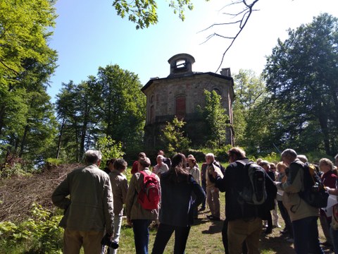 Foto zeigt das Hellhaus in Moritzburg, welches sich inmitten des Jagdwaldes befindet.