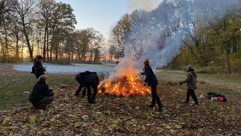 Studenten rings um ein Lagerfeuer in Thammenhain