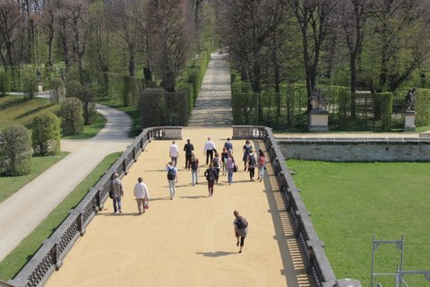 Studierende auf Exkursion im Barockgarten Großsedlitz