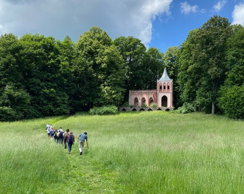 Studierende laufen zur Kapelle im Park von Schloss Buchwald (Polen).
