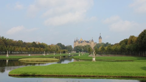 Foto zeigt die Schlossinsel in Schwerin, die von einem Wassersystem durchzogen ist. 