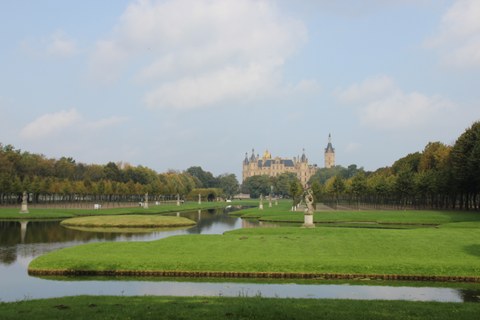 Foto zeigt die Schlossinsel in Schwerin, die von einem Wassersystem durchzogen ist. 
