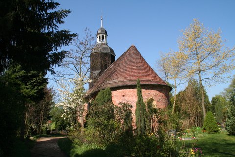 Blick auf die Kirche in Saxdorf.
