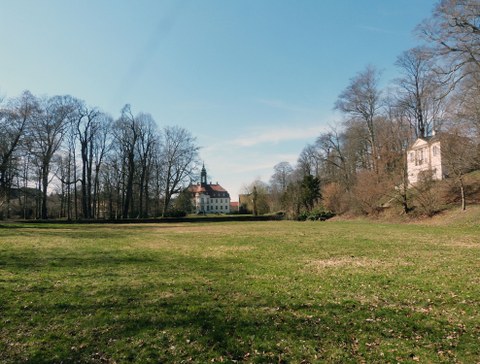 Schloss Reinhardtsgrimma vom Garten aus gesehen.