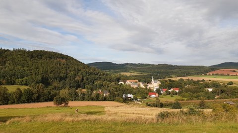 Die Landschaft um das Dorf Scharfeneck mit Schloss.