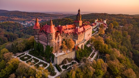 Luftaufnahme des Schlosses Fürstenstein mit seinen Gärten