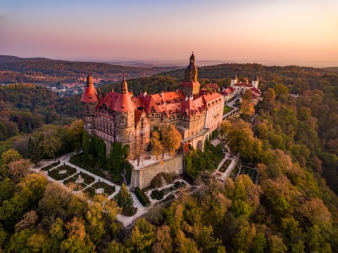 Luftaufnahme des Schlosses Fürstenstein mit seinen Gärten