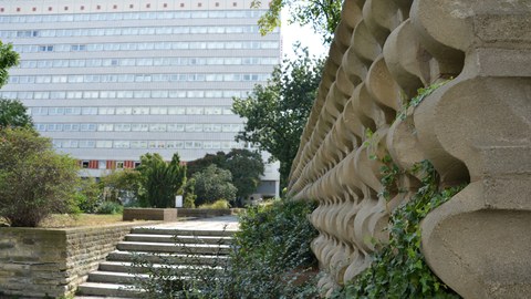 Kunststeinmauer im Touristengarten