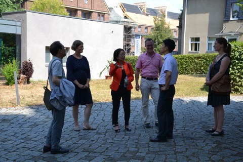 Foto zeigt die Führung in den Rektoratsgarten der Technischen Universität Dresden.