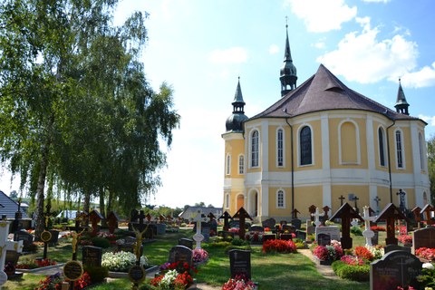 Fot zeigt den Friedhof in Crostwitz vor der imposanten Kirche.