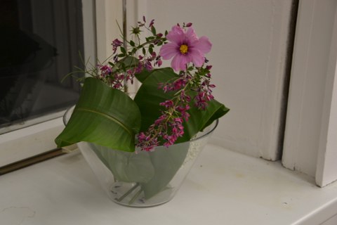 Foto zeigt ein Blumenarrangement nach der japanischen Kunst des Ikebana in einer Vase.