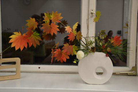 Foto zeigt ein Blumenarrangement nach der japanischen Kunst des "Ikebana" in einer Vase.