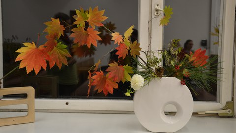 Foto zeigt ein Blumenarrangement nach der japanischen Kunst des "Ikebana" in einer Vase.