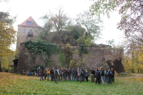 Studierende auf Exkursion, im Hintergrund Schloss Scharfenstein