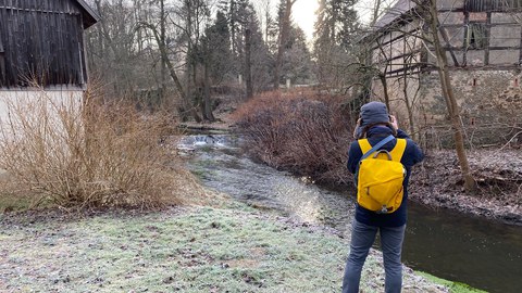 Prof. Köhler filmt einen Garten im Hüttertal bei Radeburg