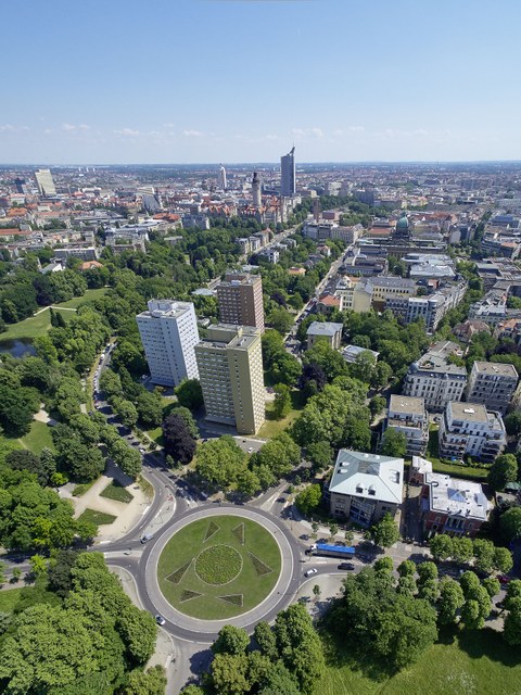 Luftbild zeigt den Herzliyaplatz in Leipzig. Die Formsprache ist einem Davidstern nachempfunden und wird durch Heckenpflanzungen zum Ausdruck gebracht.