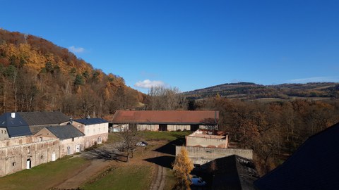 Schloss Scharfeneck_Aussicht aus Schlossturm auf die Scheune und die Neuroder Berge