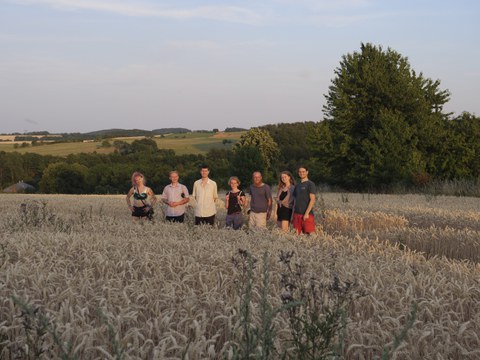 Die Seminargruppe in einem Feld.