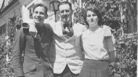 Familienfoto mit Ursula zu Dohna, ihrem Bruder und ihrem Vater vor dem Gutshaus.