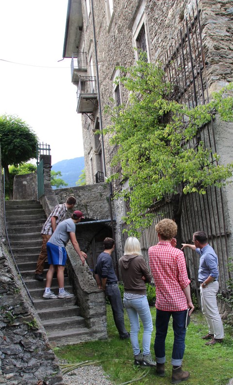 Foto zeigt eine Gruppe von Studenten, die gespannt auf Herrn Professor Marcus Köhlers Erläuterungen zu einer Treppenanlage hören.