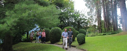 Foto zeigt die Gruppe Studierender und Herrn Professor Marcus Köhler im landschaftlichen Gartenteil von Schloss Ortenstein.