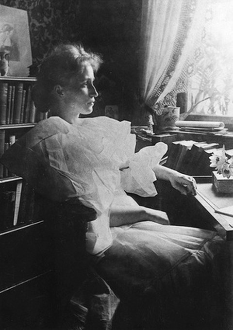 Porträt von Marie Luise Gothein am Schreibtisch sitzend.