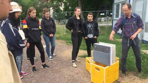 Gruppe von Studierenden und einem Modell der Bauweise des CUBE Carbonbetongebäudes