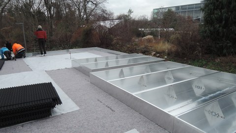 Foto vom Aufbau des Gründaches mit Aluminiumwannen.