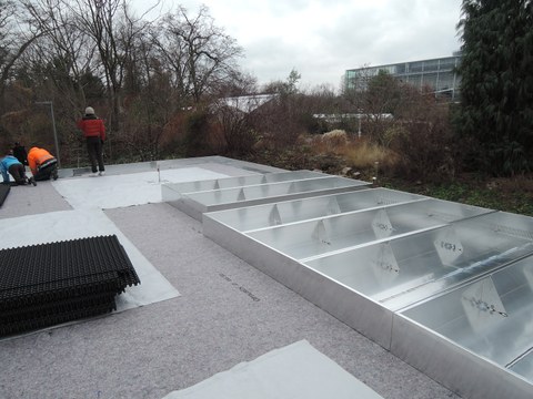 Foto vom Aufbau des Gründaches mit Aluminiumwannen.